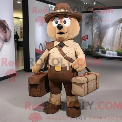 Produktbild von Maskottchen REDBROKOLY eines braunen Zirkusdirektors mit Cargo-Shorts und Messenger-Taschen
