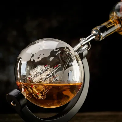 Produktbild von Whiskey Karaffe Weltkugel 900ml - s Whisky Set - Geschenk für Männer - 8 Whiskey Steine, 2 Gläser