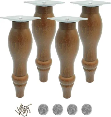 Four wooden furniture legs with metal mounting plates are shown, along with screws and felt pads.
