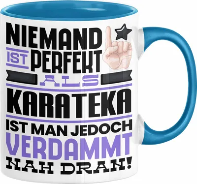 Produktbild von Karateka Geschenk Tasse Lustige Geschenkidee für Karateka Geburtstag Kaffee-Becher Niemand Ist Perfekt Aber Als Karateka Ist Man Nah Dran (Blau)