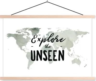 Produktbild von MuchoWow® Textilposter Weltkarte - Weiß - Zitat 120x80 cm mit holzfarbenen Rahmen - Aufhängeset