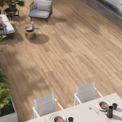 Productafbeelding van CASA39, porseleinen vloertegel met houtmotief, beige kleur, 20x120 cm, merk Gardenia Ariana, model Hermione