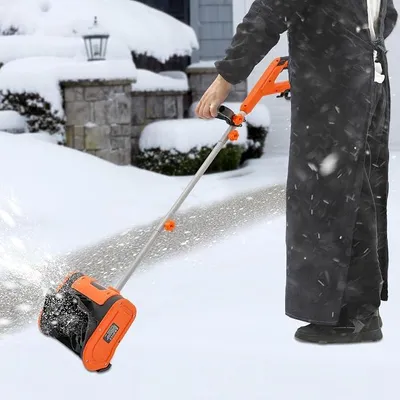 Image de Déneigeuse électrique 1800W, 3500 tr/min, largeur de déneigement de 32 cm, modèle filaire. Idéale pour les allées, les cours et les terrasses. Déneigeuse électrique avec une portée d'éjection de 8 mètres