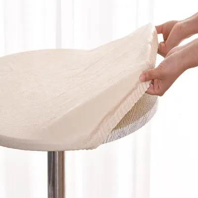 Image de Nappe en plastique beige de 160 cm de long, bords élastiques, imperméable et résistante aux taches.