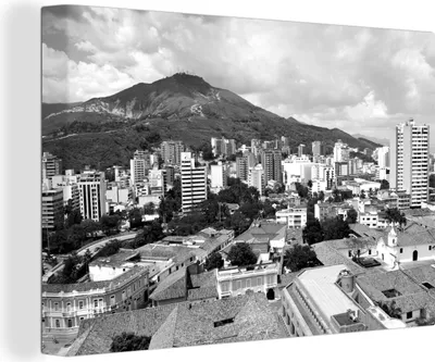 Produktbild von OneMillionCanvasses® - Leinwandbilder - 140x90 cm, Stadt vor einem Berg in Kolumbien - schwarz und weiß, Wandbilder Kunstdruck Wanddekoration
