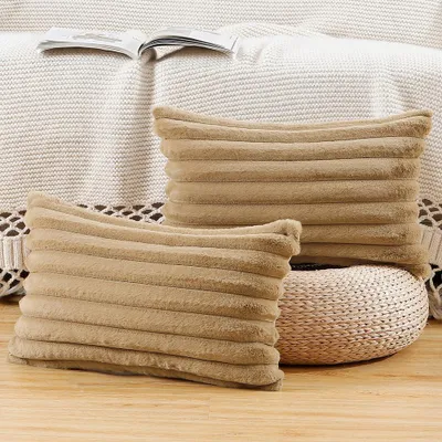 Produktbild von Set mit 2 dekorativen Kissenbezügen aus Kunstfell, flauschig, gestreift, weich, für Sofa und Schlafzimmer, Kamelmuster, 30 x 50 cm