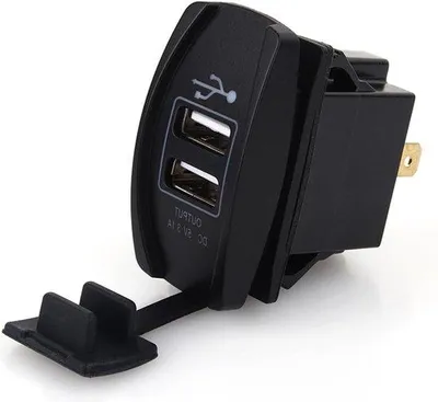 Obrázek produktu pro Autonabíječka USB 12–24 V, 5 V, 3,1 A, modré LED světlo.