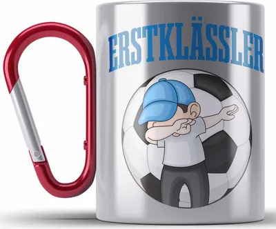 Produktbild von Trendation - Einschulung Junge Geschenk für Schultüte Füllung Edelstahl Tasse Karabiner Schulstart 1. Schultag Schuleinführung Schulanfang Geschenkidee Schulkind Jungs Fussball (Rot)