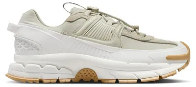Image de Nike Zoom Vomero 5 Roam, coloris Sail, Light Stone et Gum (pour femmes) - Taille EU 37,5
