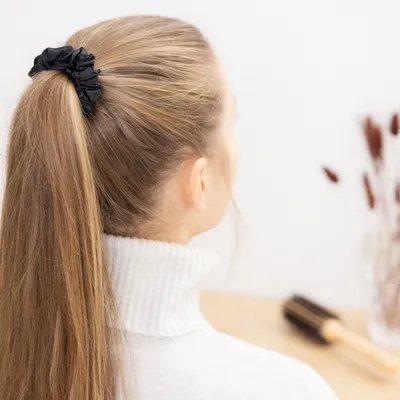 Produktbild von Navaris Haar Scrunchies Haargummi Haarband aus Seide - 2-teiliges Scrunchie Set Haarbänder zum Haare binden - Zopfgummi Gummi für Pferdeschwanz