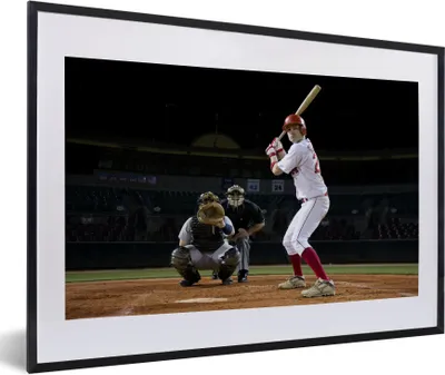 Produktbild von MuchoWow® Gerahmtes Poster Der Schlagmann versucht, den Baseball zu treffen 60x40 cm - Poster mit Schwarzem Bilderrahmen Wandposter Rahmen Foto Bilder - Schlafzimmer - Plakat in Rahmen - Drucken