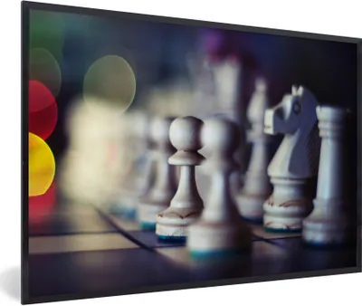 Produktbild von MuchoWow® Gerahmtes Poster Ein Brett mit Schachfiguren 60x40 cm - Poster mit Schwarzem Bilderrahmen Wandposter Rahmen Foto Bilder - Printing - Wanddeko Schlafzimmer