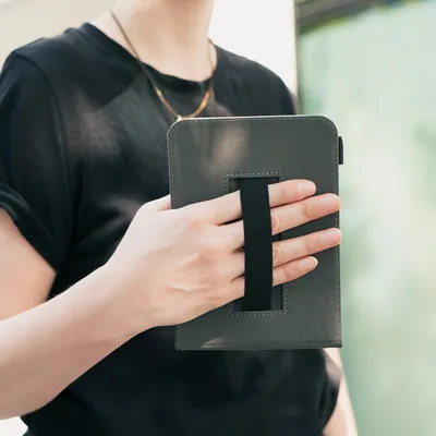 Produktbild von kwmobile Schutzhülle kompatibel mit Tolino Shine 2 HD - Hülle e-Reader mit Schlaufe Ständer - - Dunkelblau