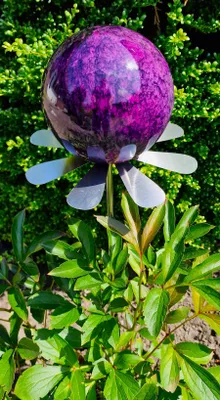 Produktbild von Blütenzauber Rotterdam Rosenkugel 15 cm Edelstahl violett Gartenstecker Deko mit Stab 80 cm
