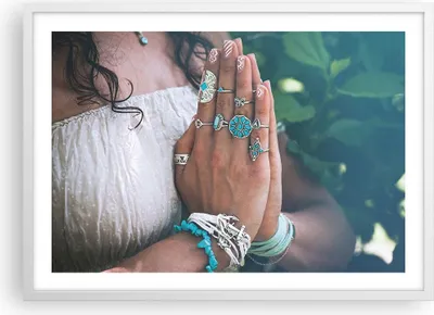 Produktbild von Gerahmtes Poster - Weißer Rahmen - Hände Schmuck Boho - 70x50 cm - Wand Bild - Wanddeko - Wandbilder - Kunstposter - Wandposter - Bilderrahmen - Bilder - Kunstdruck - Wanddekoration - P2WAA70x50-4412