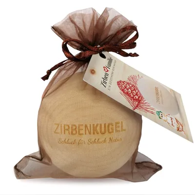 Productafbeelding van ZirbenFamilie® ZirbenKugel - Geurende zirbenbol met gravure - Houten bol van hoge kwaliteit