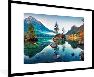 Produktbild von MuchoWow® Gerahmtes Poster Berge - See - Bäume - Natur - Wasser 90x60 cm - Poster mit Schwarzem Bilderrahmen Wandposter Rahmen Foto Bilder - Wanddekoration - Fotos