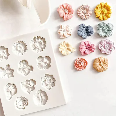 Immagine prodotto di Set di 11 stampi in silicone a forma di fiori, ideali per preparare torte, dolci, gelati, budini, cioccolata e gelatine. Include stampi a forma di rosa