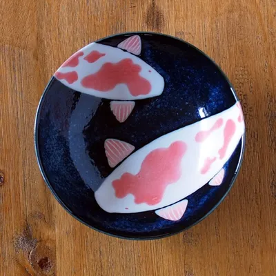 Produktbild von Japanische Mino-yaki-Keramik-Reisschalen mit rotem Karpfenmuster, schwarz, 14,5 cm, hergestellt in Japan