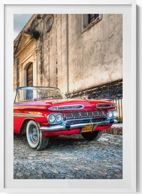 Produktbild von Rotes altes Auto im kolumbianischen Viertel– Wandbild mit Rahmen – Gerahmtes Bild  – Wanddekoration – 70x100 cm –  Weiß Rahmen