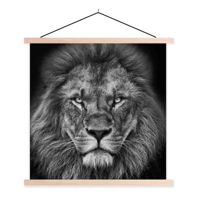 Produktbild von MuchoWow® Textilposter Tiere - Löwe - Schwarz - Weiß - Porträt 60x60 cm mit holzfarbenen Rahmen - Wanddekoration