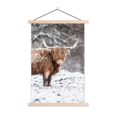 Produktbild von MuchoWow® Textilposter Schottischer Highlander - Baum - Schnee 40x60 cm mit holzfarbenen Rahmen - Poster
