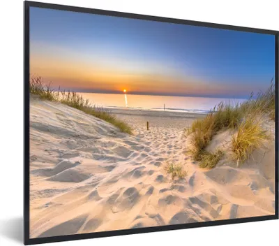 Produktbild von MuchoWow® Gerahmtes Poster Düne - Sonnenuntergang - Horizont - Strand - Gras 80x60 cm - Poster mit Schwarzem Bilderrahmen Wandposter Rahmen Foto Bilder - Schwarzem - Mit Gestell