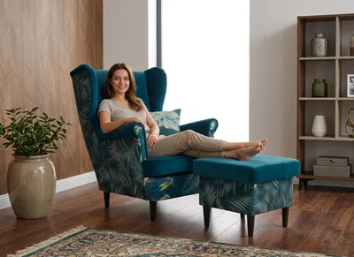Produktbild von Ohrensessel mit Hocker ARI Print DUO – Sessel-Set mit Stauraum, Print Blau, Family Meble, KI-generiertes Bild