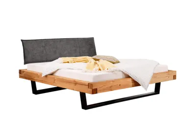 Produktbild von Woodroom Massivholzbett Ypern 140x200 cm – Kiefer massiv eichefarbig geölt, Polsterkopfteil, Holzkufe schwarz