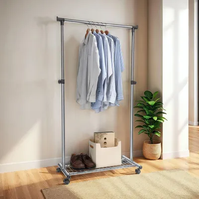 Produktbild von Garderobenwagen ORLA mit Schuhablage, chrom/grau – mobiler Kleiderständer mit Rollen, Rollgarderobe für Flur oder Schlafzimmer mit Ablage für 3 Paar Schuhe aus Metall