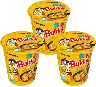 Produktbild von 3er-Pack Samyang Buldak Käse Instantnudeln | Koreanische Halal Ramen | extra scharf mit geschmolzenem Käse, in Becherform+Heartforcards Versandschutz