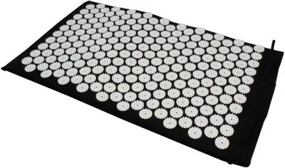 Produktbild von Akupressurmatten für Entspannung und Wohlbefinden – schwarze Nagelmatte und Yogamatte