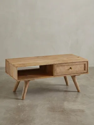 Rechteckiger Couchtisch 90x40x45 cm aus hellem Mango Massivholz mit einer Schublade und Wiener Geflecht, freigestellt auf weißem Hintergrund._#sku_BARWL6.160#