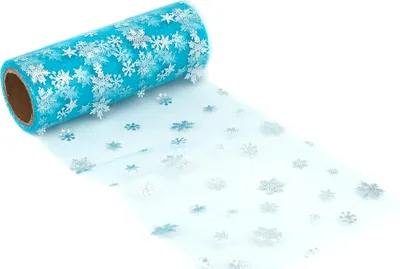 Teilweise ausgerolltes weißes Tüllband mit Schneeflocken auf einer Rolle