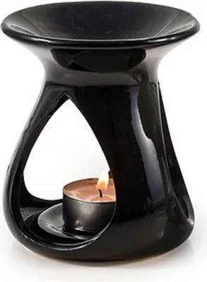 Eine schwarze Duftlampe mit einer einzigartigen, fließenden Form mit einer Öffnung in der Mitte.