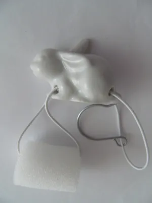 Produktbild von Porzellan Tropfenfänger Hase liegend, weiß, für Kaffee- oder Teekannen, Figur Tier