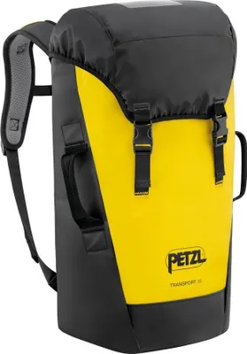 Robuster Petzl Transportsack Transport 30 in Schwarz und Gelb mit zwei schwarzen Verschlussriemen und gepolsterten Schultergurten