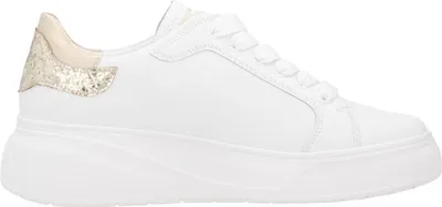 Das Bild zeigt einen weißen Freizeitschuh der von der Seite betrachtet wird. Der Schuh hat eine klare und moderne Silhouette mit verschiedenen Texturen und Details.