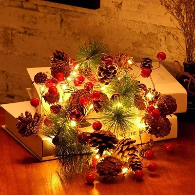 Productafbeelding van Decoratieve Kerstslinger met 30 Warm Witte LED Lampjes en Dennenappels