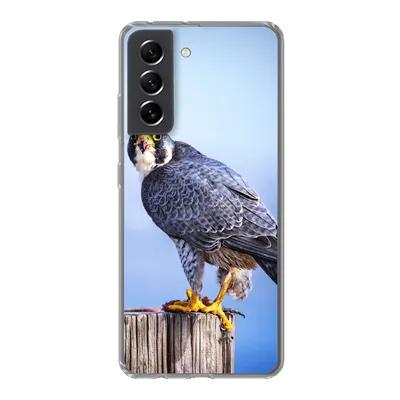Produktbild von MuchoWow® Handyhülle Schutzhülle Hülle für Samsung Galaxy S21 FE Nahaufnahme eines Raubvogels auf einer dicken Holzstange Silikon Softcase Handy Hülle - Mobiltelefonhülle