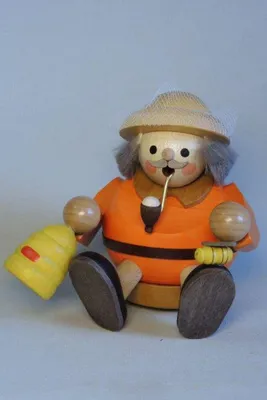 Produktbild von Räucherfigur Imker mit Bienenkorb sitzend Höhe= 14cm NEU