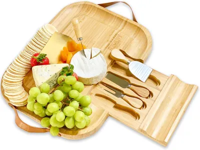 Produktbild von Bambus Käsebrett mit Messer-Set – Charcuterie Brett aus Holz mit Schublade & Ledergriffen – Serviertablett für Käse, Wein & Cracker