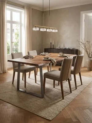 Essgruppe mit massivem Holztisch, passender Holzbank und hellen Stühlen, die eine harmonische Essecke bildet._#sku_SAFWL7.249#