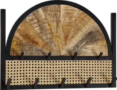 Wandgarderobe Mango Rattan mit halbrundem Holzpaneel, Wiener Geflecht und vier schwarzen Haken in Gesamtansicht.