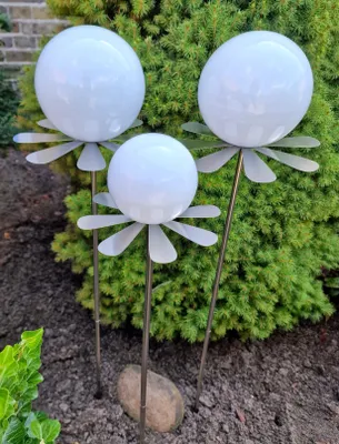 Produktbild von Blütenzauber Rotterdam Rosenkugel 15/15/10 cm Edelstahl weiß poliert Gartenstecker mit Stab 80 cm