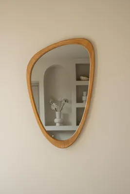 Productafbeelding van Wandspiegel met organische, asymmetrische vorm, 80x50 cm, met houten frame, geschikt voor de badkamer