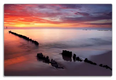 Produktbild von Wallario Frühstücksbrettchen aus Glas 20 x 30 cm mit rutschfesten Füßen, Motiv Sandstrand im Sonnenuntergang - Roter Himmel