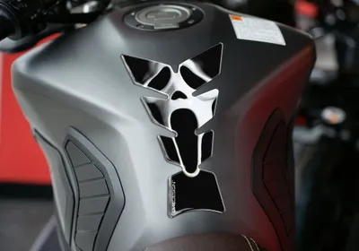 Produktbild von PUIG 9602N Scream Tankprotektor  passend fuer HONDA NT650V DEAUVILLE Schwarz