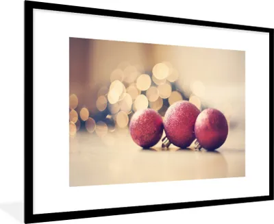 Produktbild von MuchoWow® Gerahmtes Poster Drei rote Kugeln und Weihnachtsbeleuchtung 90x60 cm - Poster mit Schwarzem Bilderrahmen Wandposter Rahmen Foto Bilder - Wanddekoration - Fotos