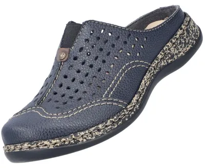Auf dem Bild ist ein blauer Freizeitschuh zu sehen der von der Seite betrachtet wird. Der Schuh hat ein sportliches Design mit einer hellen Sohle und einem atmungsaktiven Obermaterial.